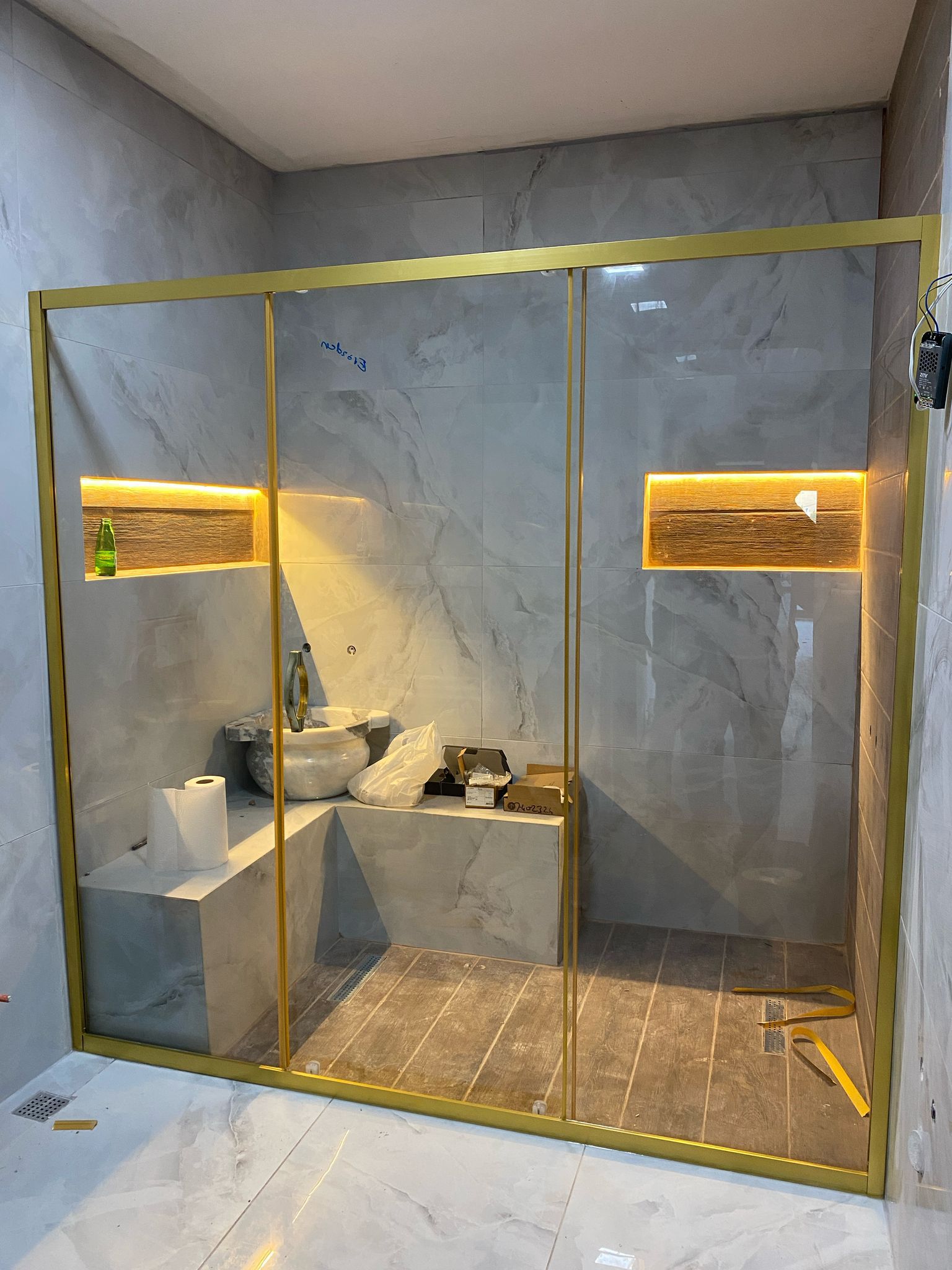 Yeni yapılmış şık banyo görseli
