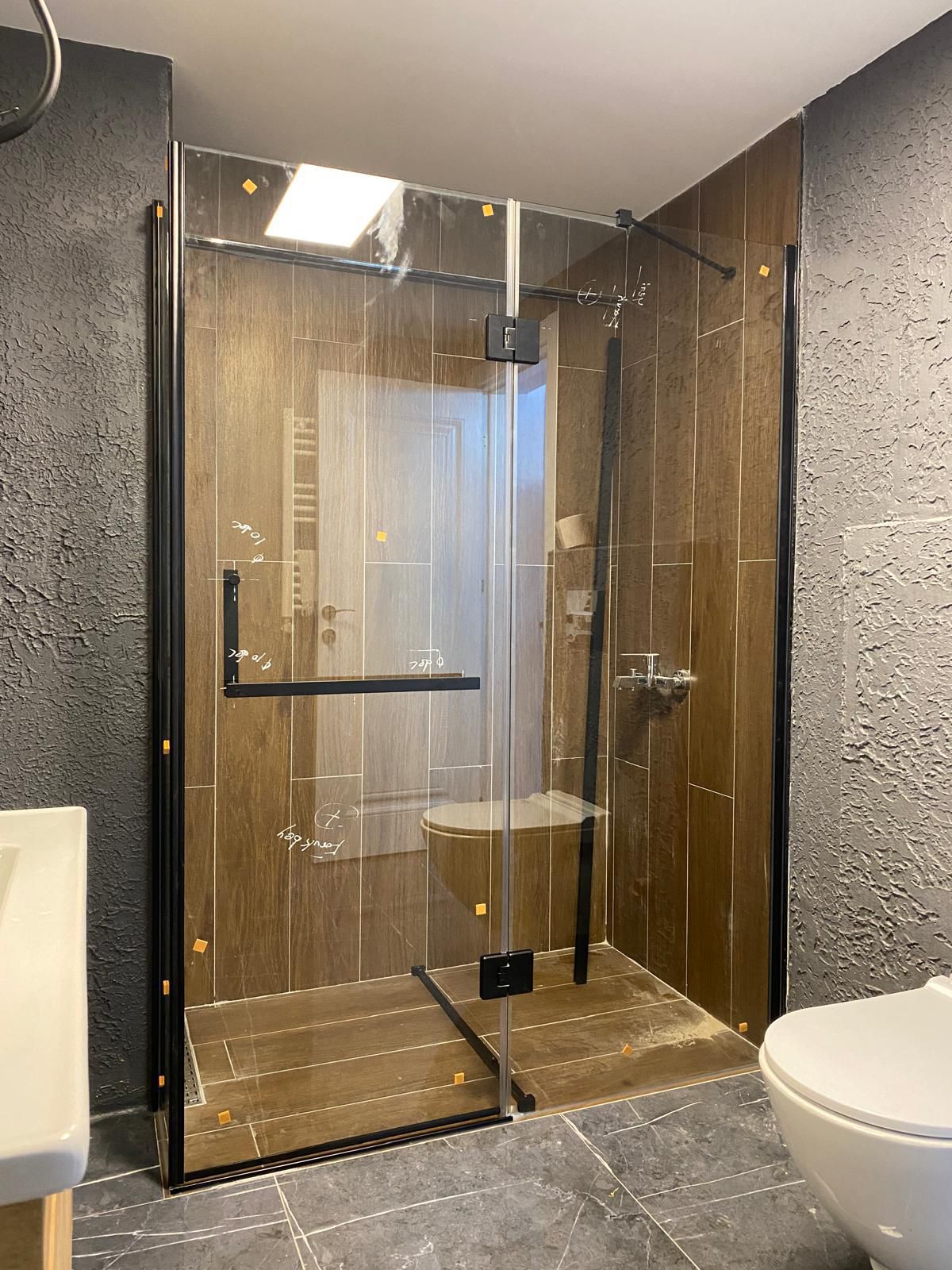 Modern duşakabin kurulumu